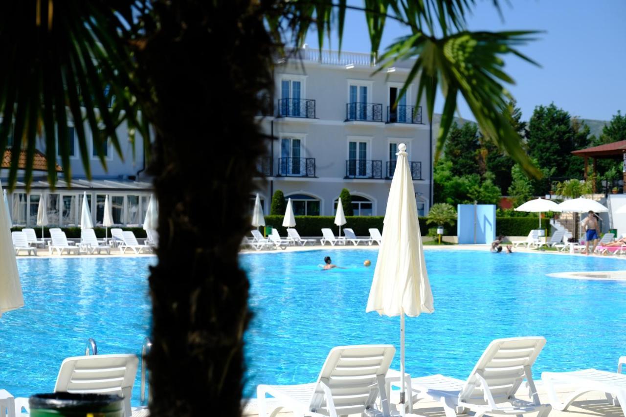 Gardenland Resort Bushat Exterior photo